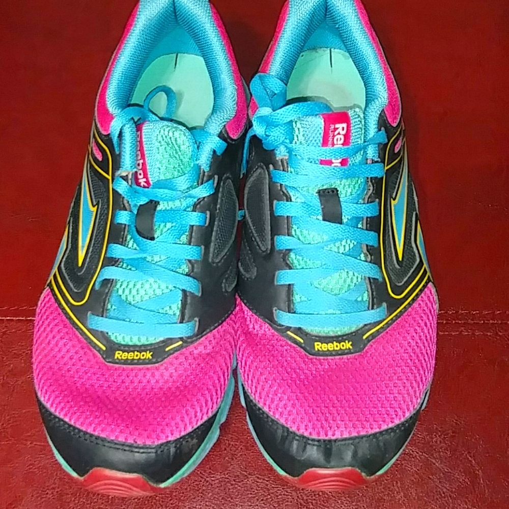 Tennis shoes